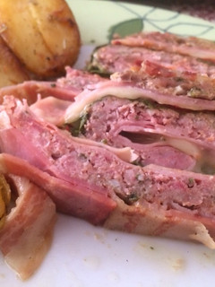 Una foto de Rollo de carne y papas aromáticas