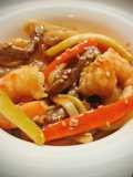 Chop suey de ternera y langostinos con noodles de arroz