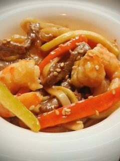 Una foto de Chop suey de ternera y langostinos con noodles de arroz