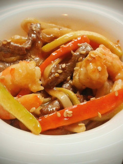 Una foto de Chop suey de ternera y langostinos con noodles de arroz