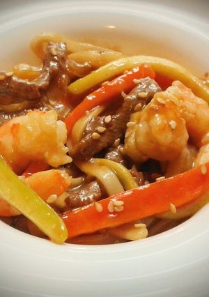 Una foto de Chop suey de ternera y langostinos con noodles de arroz