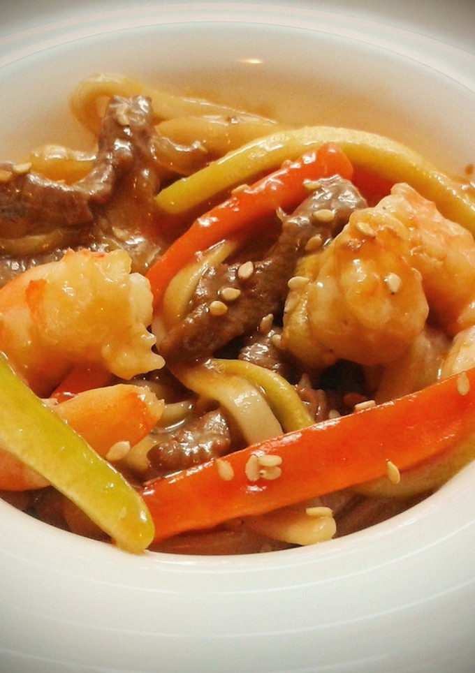Una foto de Chop suey de ternera y langostinos con noodles de arroz