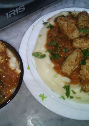 صورة لوصفة بيوريه بكفتة الدجاج وصلصة الطماطم la purée