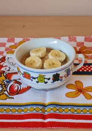 Una foto de Mug cake de avena y banana sin agregado de azúcar ni edulcorante