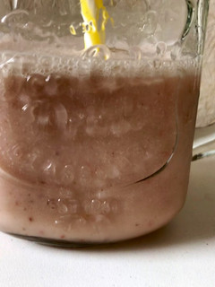 Una foto de Smoothie / licuado individual :frutilla,banana,naranja yogurt y miel. Muy fresco light y nutritivo!