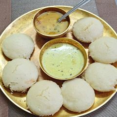 ઈડલી સંભાર A picture of ઈડલી સંભાર.