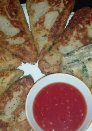 A picture of Potato Pie Filled with Grilled Chicken Tikka and cheese.