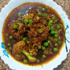 A picture of Cauliflower green peas curry.