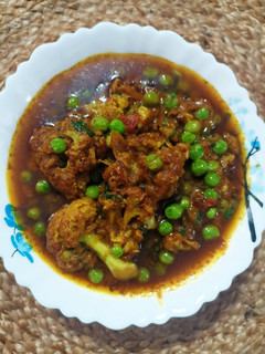 A picture of Cauliflower green peas curry.