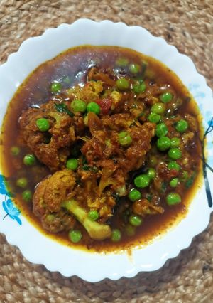A picture of Cauliflower green peas curry.