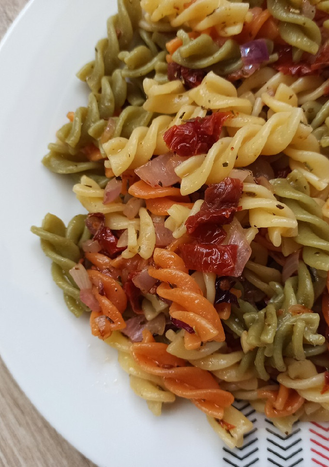 Una foto de Pasta con tomates secos
