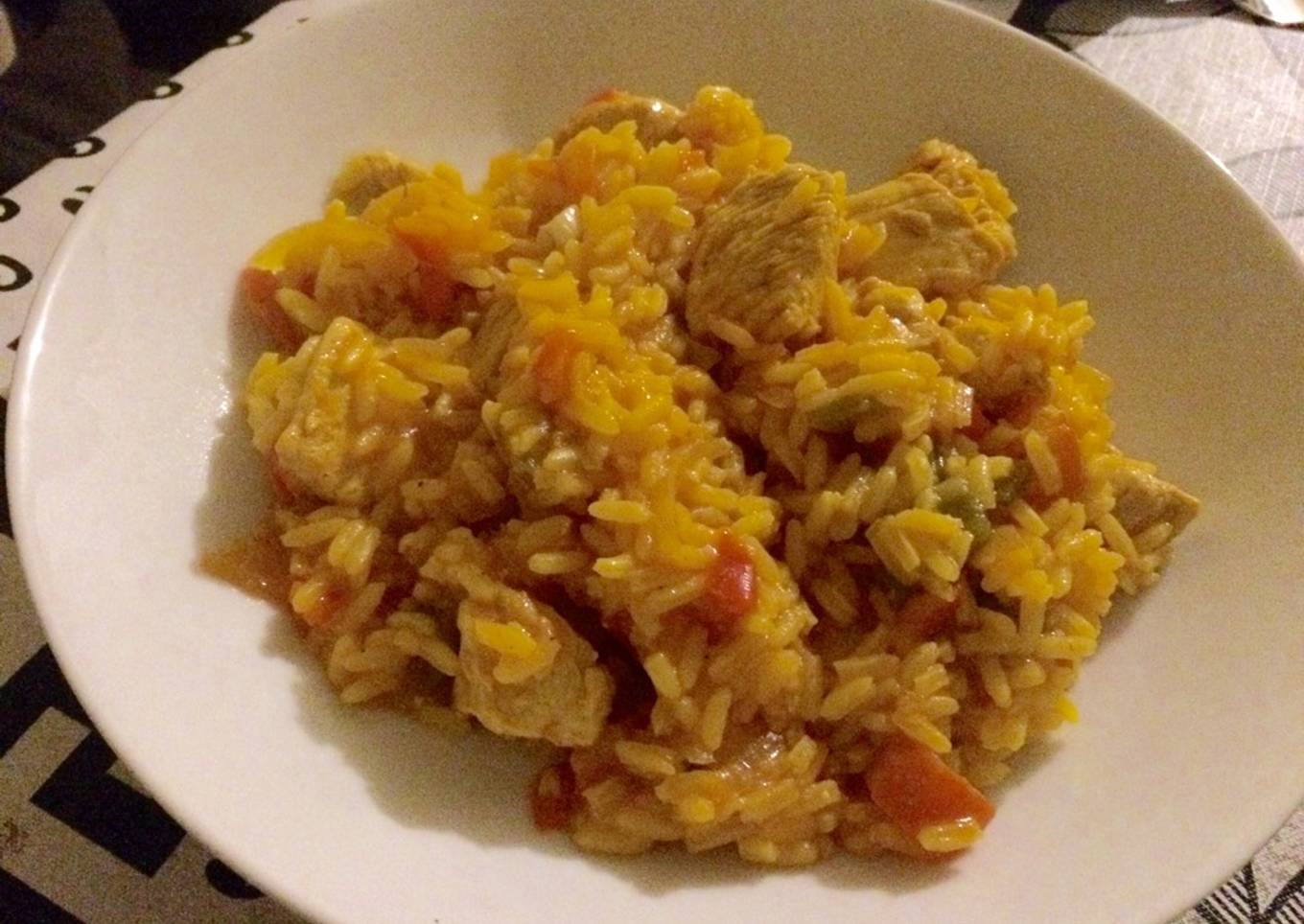 Arroz amarillo estilo paella