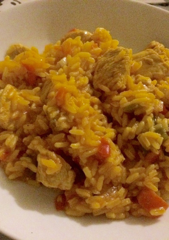 Una foto de Arroz amarillo estilo paella