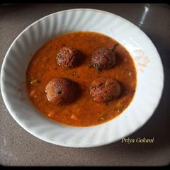A picture of Paneer Kofta dipped in Red Gravy.