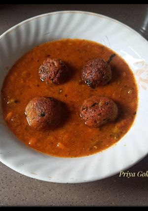 A picture of Paneer Kofta dipped in Red Gravy.
