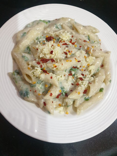 A picture of Spinach sauce pasta.