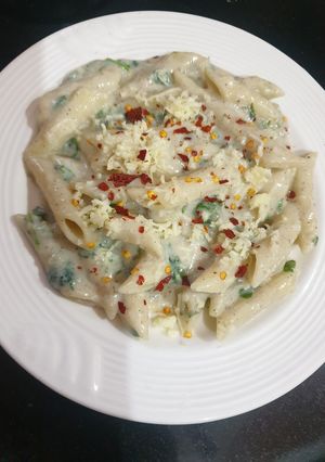 A picture of Spinach sauce pasta.