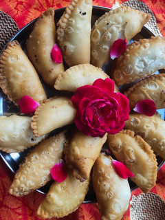 ઘૂઘરા(Ghughra Recipe in Gujarati) રેસીપી મુખ્ય ફોટો