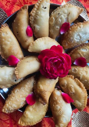ઘૂઘરા(Ghughra Recipe in Gujarati) રેસીપી મુખ્ય ફોટો