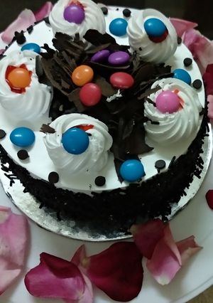 A picture of Chocolate cake in microwave.