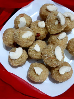बेसन के चूरमे के लड्डू(besan laddu churma recipe in hindi)) रेसिपी मुख्य फोटो