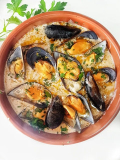 Una foto de Mejillones con crema de limón