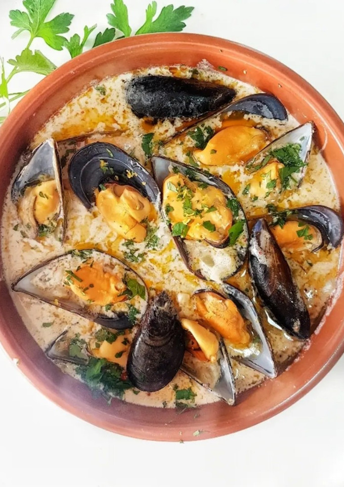 Una foto de Mejillones con crema de limón