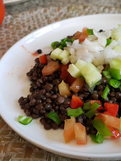 Una foto de Ensalada de Lentejas aliñada con Gazpacho de Cerezas