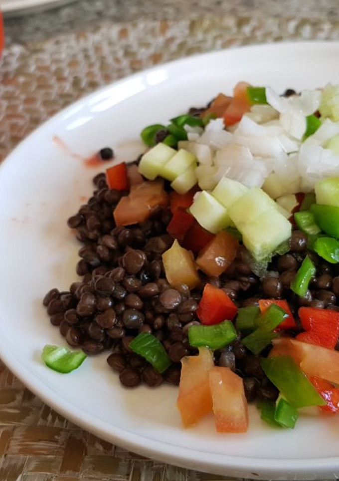 Una foto de Ensalada de Lentejas aliñada con Gazpacho de Cerezas
