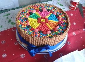 Una foto de Torta multicolor de dulces