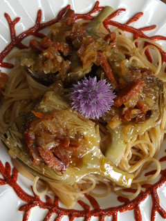 Una foto de Pasta con alcachofas frescas guisadas