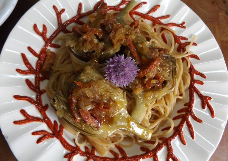 Pasta con alcachofas frescas guisadas