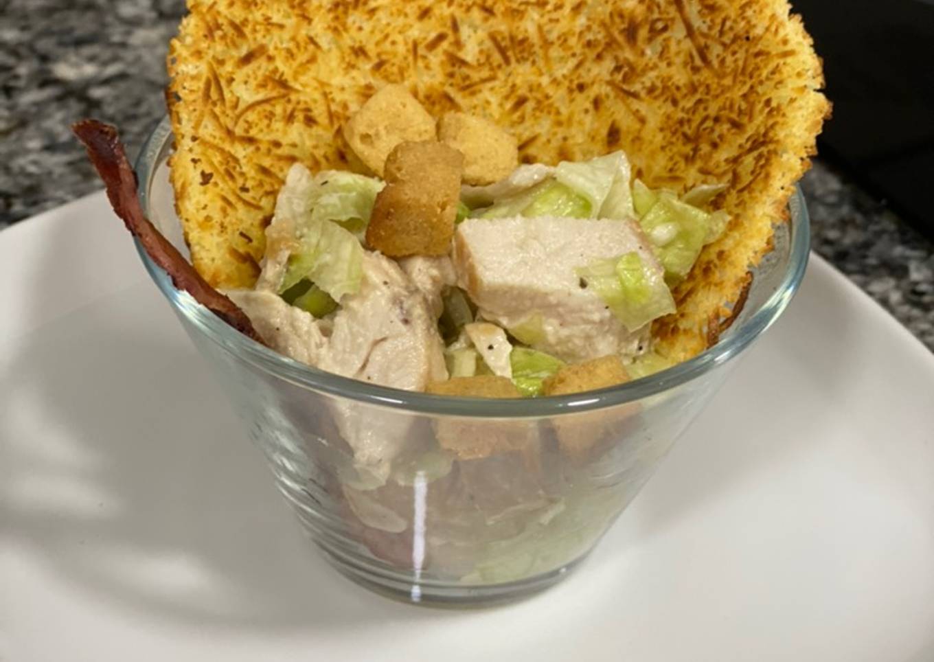 Ensalada César con parmesano