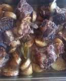 Tira de Asado al Horno con Papas, Morrones y Cebollas