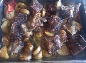 Una foto de Tira de Asado al Horno con Papas, Morrones y Cebollas