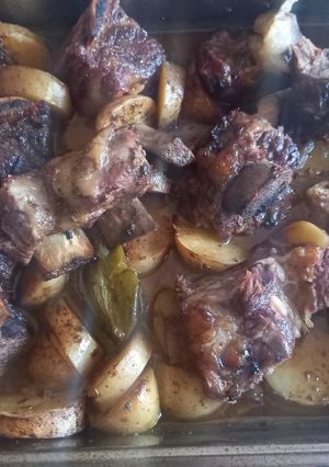 Una foto de Tira de Asado al Horno con Papas, Morrones y Cebollas