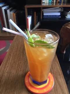 Una foto de Té Helado de Cuesco de Palta, Frutos Rojos, Menta y Jengibre