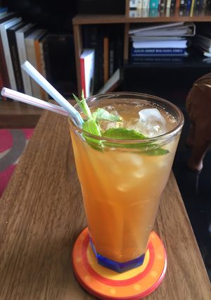 Una foto de Té Helado de Cuesco de Palta, Frutos Rojos, Menta y Jengibre