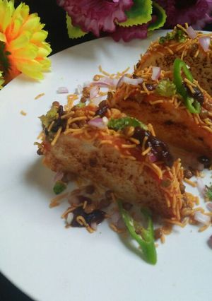 A picture of Deconstructed Bhelpuri Sandwich.