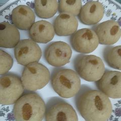 A picture of Rava coconut ladoo.
