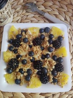Una foto de Desayuno otoñal con frutas y yogur