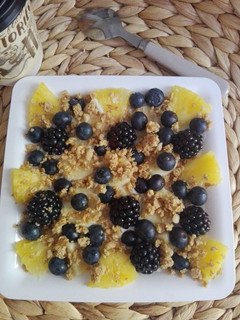 Una foto de Desayuno otoñal con frutas y yogur