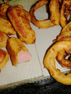 Una foto de Aros de Cebolla y Frankfurter empanados