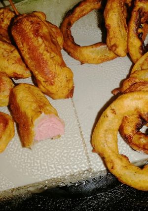 Una foto de Aros de Cebolla y Frankfurter empanados