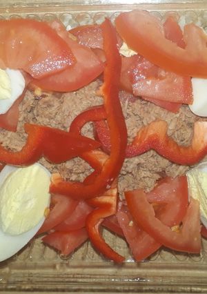 Una foto de Ensalada de arroz, atún, morrón, tomate y huevo