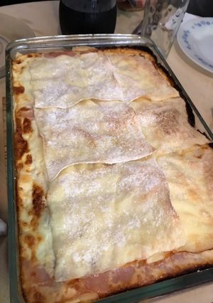 Una foto de Lasaña de ricota queso y jamón con salsa bologñesa