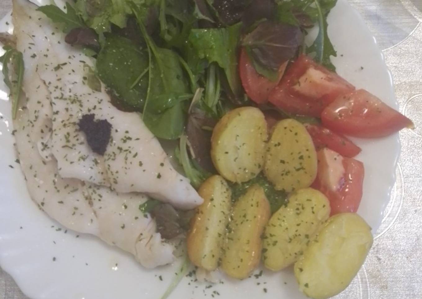 Merluza y patatas al vapor con ensalada de canónigos