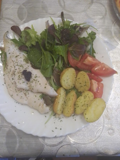 Una foto de Merluza y patatas al vapor con ensalada de canónigos