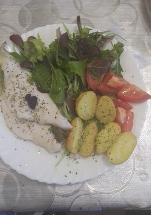 Una foto de Merluza y patatas al vapor con ensalada de canónigos