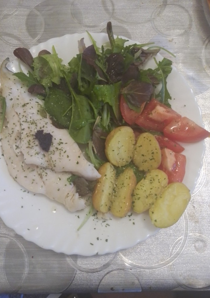 Una foto de Merluza y patatas al vapor con ensalada de canónigos